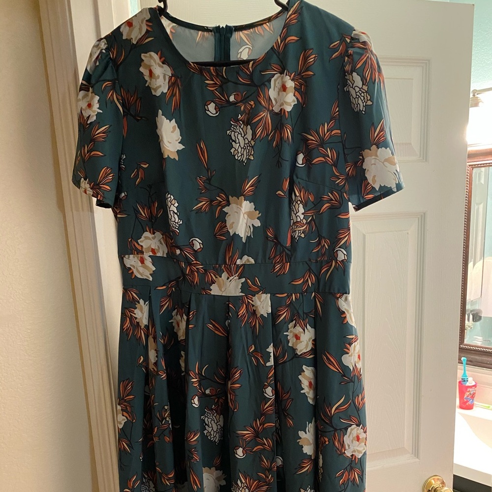 Darling evergreen floral, short sleeved dress.